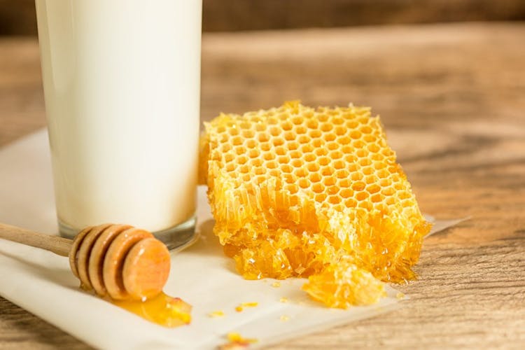 Can You Eat Honeycomb? Benefits, Uses, and Dangers