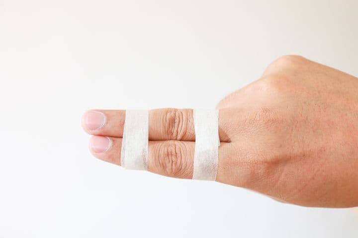 Buddy finger splint, finger straight with Side finger.