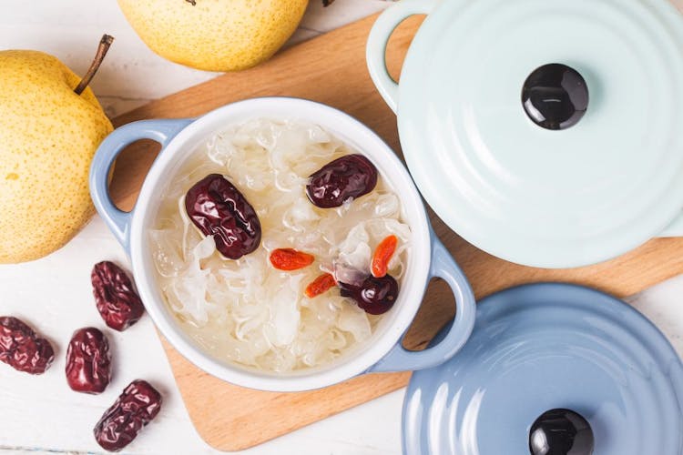 Snow fungus and pear soup with red dates and goji berries